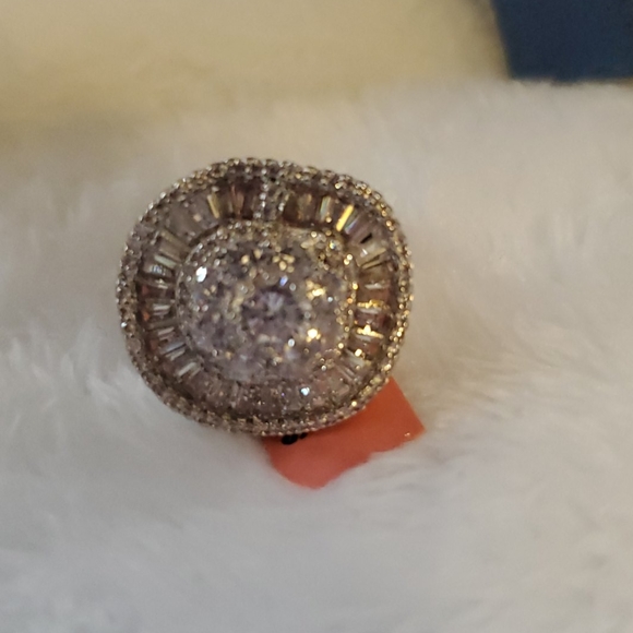 NWB - Beautiful Simulated Diamond Ring in Silverstone - Picture 4 of 7